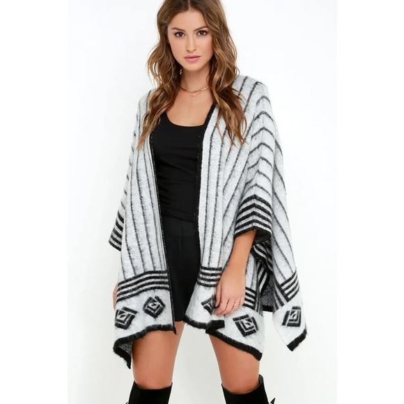 Gently worn Olive & Oak Basecamp Black & Ivory Print Poncho - Picture 2 of 7